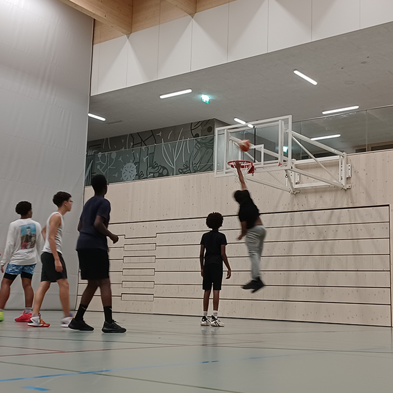 jeunes qui jouent au basket